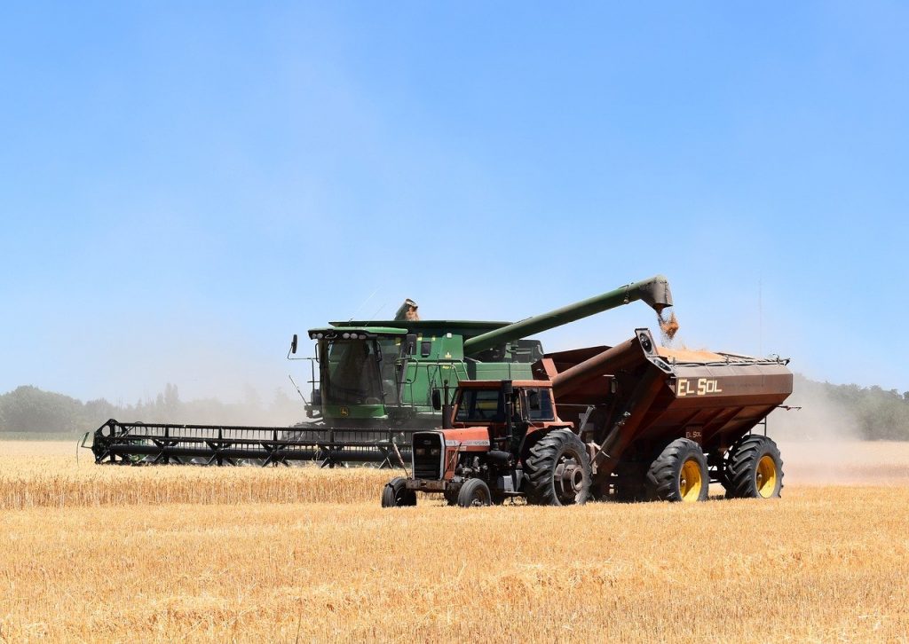 Las cosechadoras, los tractores y otros equipos agrícolas son muy costosos y vale la pena supervisar su uso.