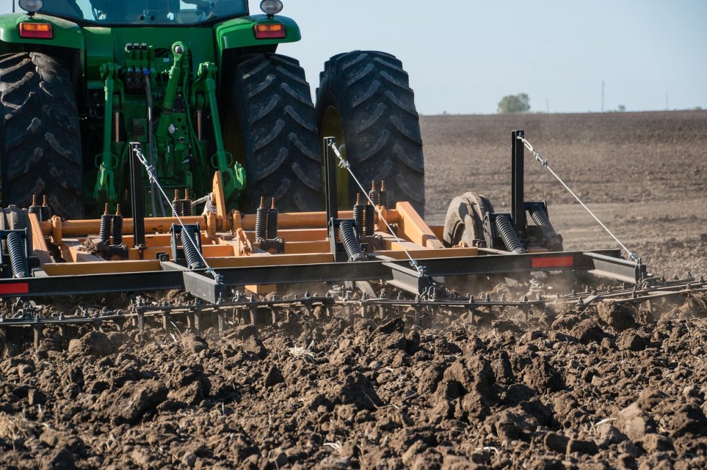 La maquinaria agrícola puede ser monitorizada con nuestras aplicaciones móviles siguiendo prácticas responsables.