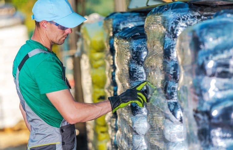 Un trabajador verifica unon insumos en medio del alza de precios de los fertilizantes.