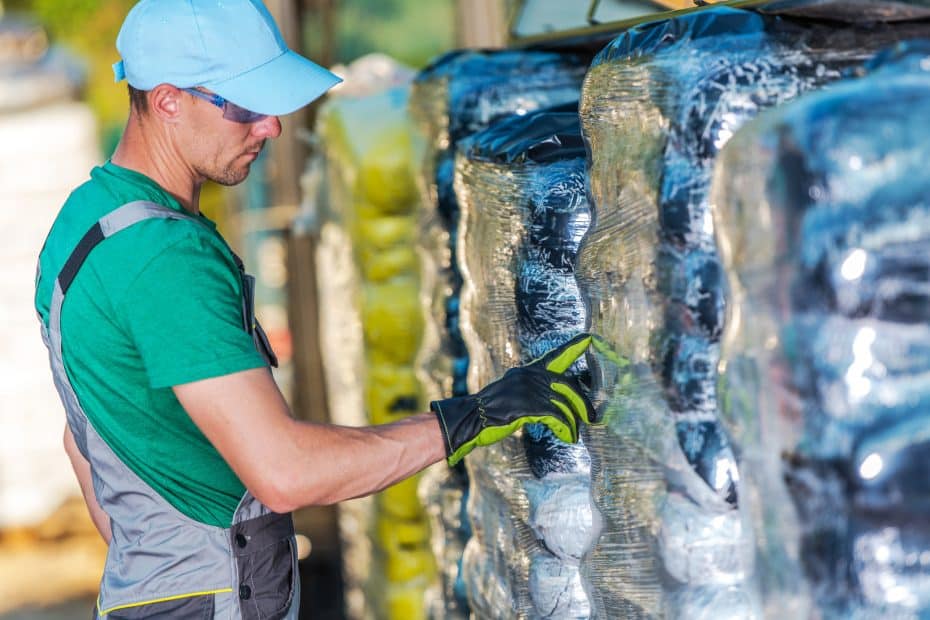 Un trabajador verifica unon insumos en medio del alza de precios de los fertilizantes.